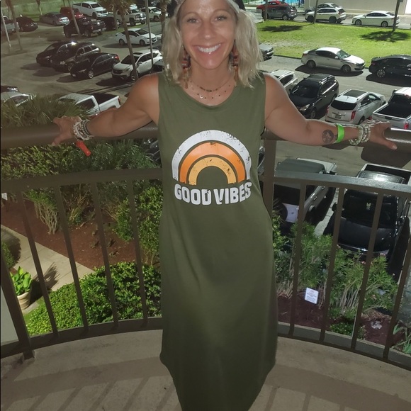 Welcome to my closet! I love clothes & I love to recycle so Poshmark is my jam! - Picture 6 of 11